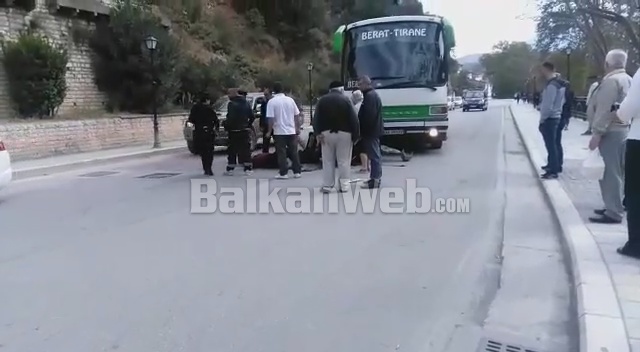 Autobusi përplas motoçikletën, rëndë çifti i të moshuarve