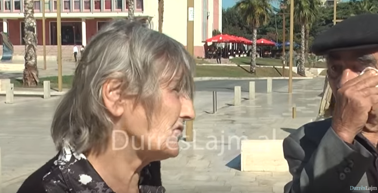 “Kam punuar 45 vjet në ndërtim, e marr 150 mijë lekë”! Çifti i pensionistëve në Durrës, me apel prekës (VIDEO)