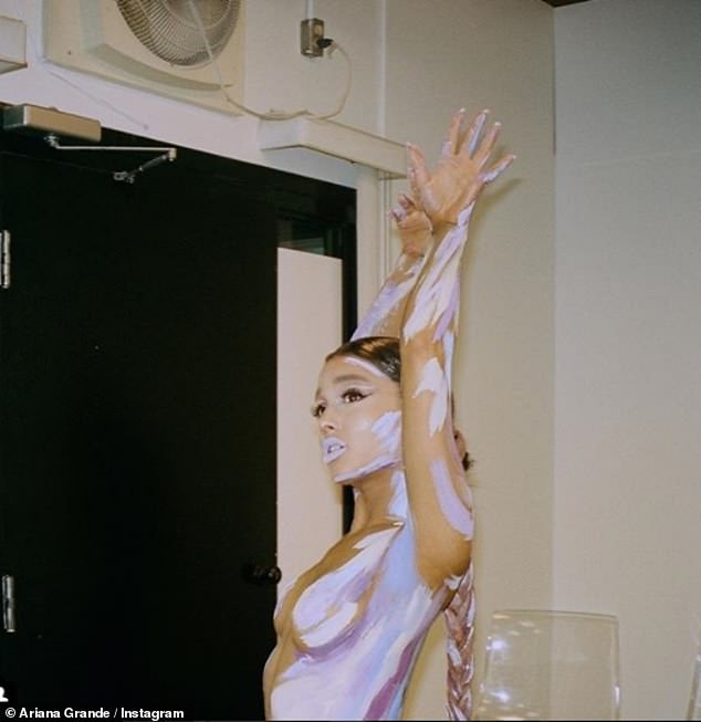 Këngëtarja pozon topless