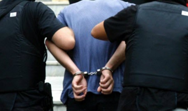 Goditi punonjësin e policisë, prangoset i riu (EMRI)