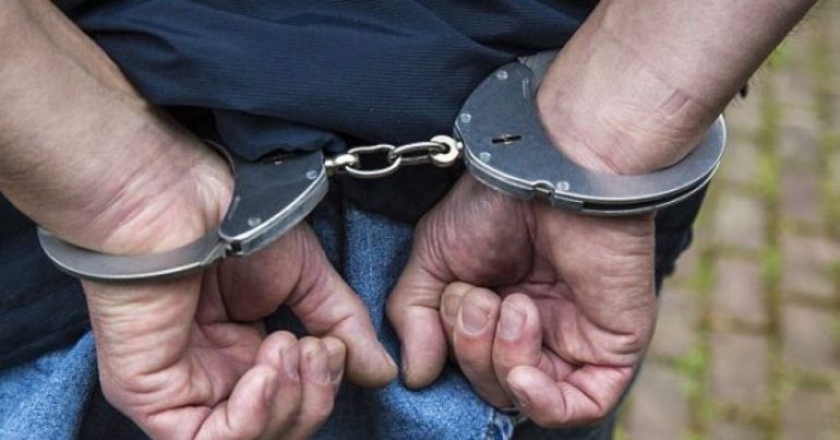 I vuri zjarrin shtëpisë e mbylli nënën brenda, pranga 45-vjeçarit