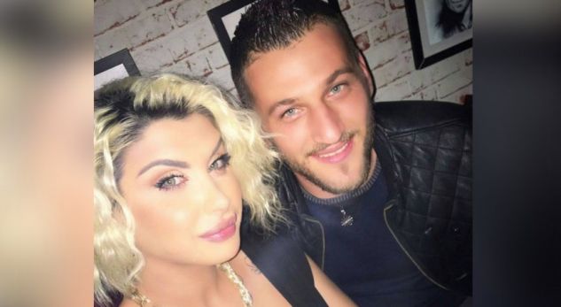 Me duar të bashkuara, Çiljeta befason me unazën që mban në gisht (FOTO)