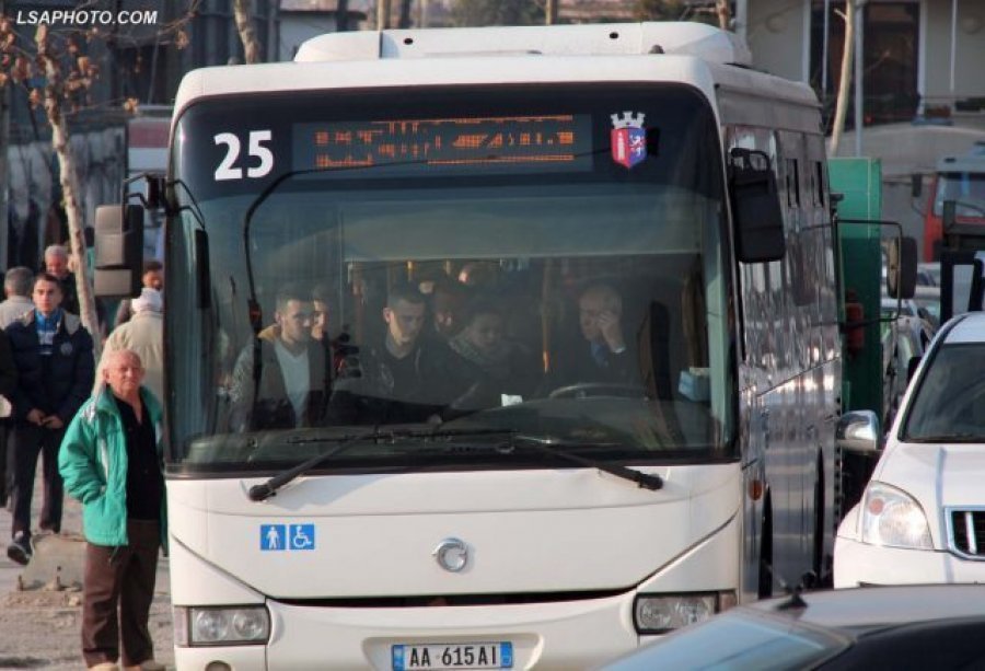 Autobuzi hipën mbi trotuar, merr para babë e bir