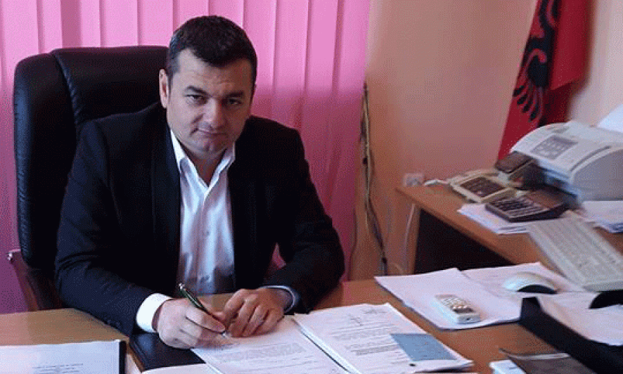 Humb kontrollin e makinës, aksidentohet kryebashkiaku