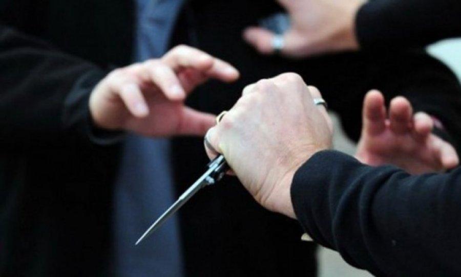 Plagosi me thikë në këmbë 22-vjeçarin, pranga autorit