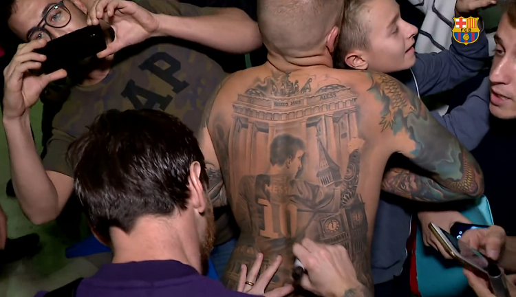 Autografi i veçantë i Messit, sa do të rezistojë ky fans pa bërë dush?