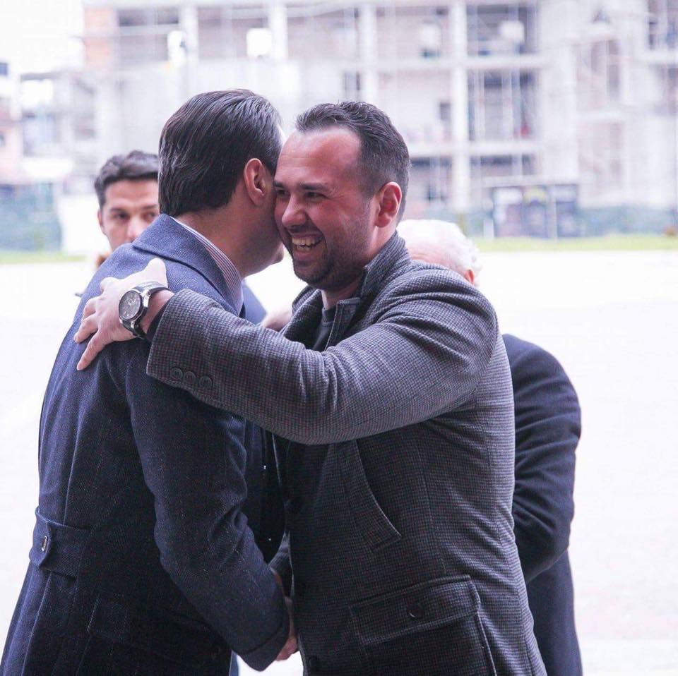 “Sali mblidh ‘tët bir”‘, Balla i kthehet Berishës: Më sollën njerëzit e tu fotot e Lulit me të arrestuarin për drogë