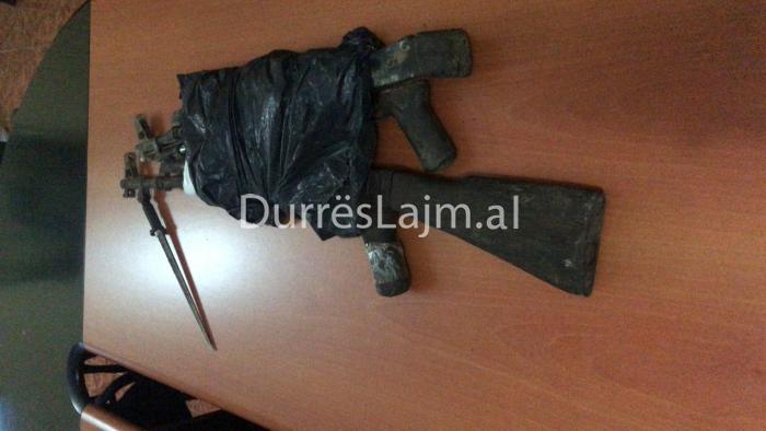 EMRAT/ Policia e Shijakut ndalon dy të rinj, kanosën me armë 17-vjeçarin (FOTO)