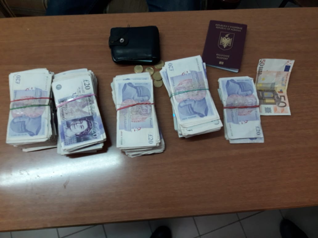 Bllokohen në portin e Durrësit mbi 20 mijë paund, ku i kishte fshehur 40-vjeçari