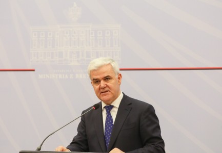 Reagon ministri Xhafaj, i përgjigjet Bashës për statistikat e luftës kundër krimit