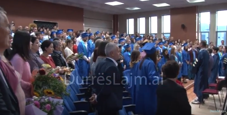 Diplomohen 180 studentë të masterit në Fakultetin e Biznesit në Durrës (VIDEO)