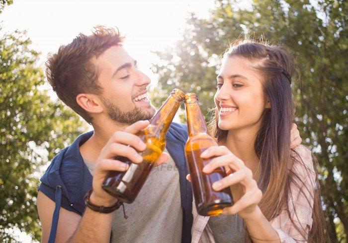 Çiftet që pinë së bashku, kanë marrëdhënie më të qëndrueshme