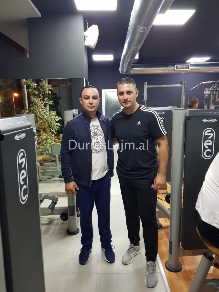 Deputeti i Durrësit siç nuk e keni parë ndonjëherë… Si ushtrohet në palestrën e instruktorit të njohur (FOTO)