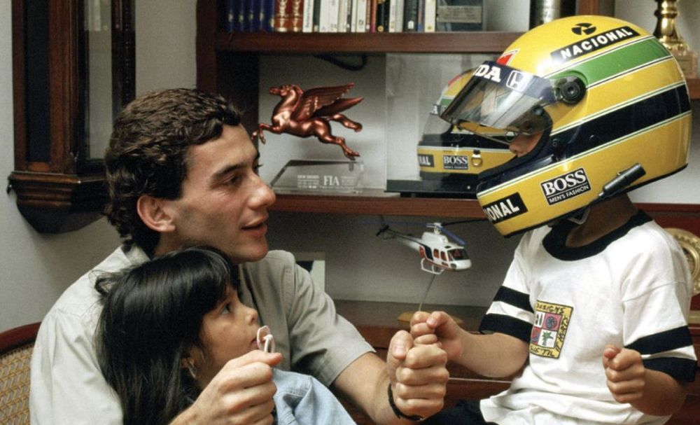 Dalin në ankand kaskat e përdorura në garë nga Ayrton Senna, ja çmimi