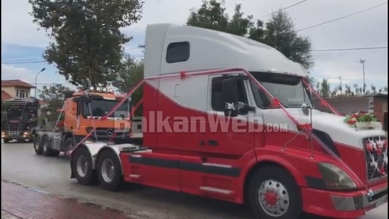 Dasma e pazakontë në Fier, marrin nusen me varg kamionësh (VIDEO)
