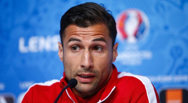 Lorik Cana pushon në plazhin e Durrësit me familjen (FOTO)