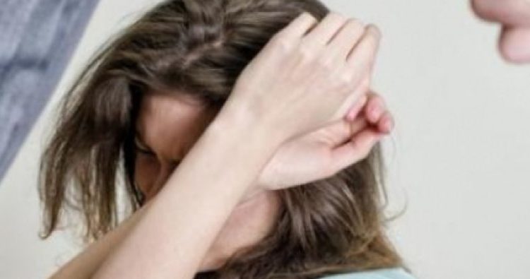 Babai rreh vajzën 16 vjeçe, ajo i kthehet keq dhe e bën për spital