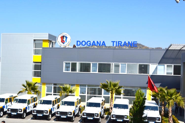 EMRI/ Arrestohet doganieri i Tiranës, shfrytëzoi postin për të marrë para