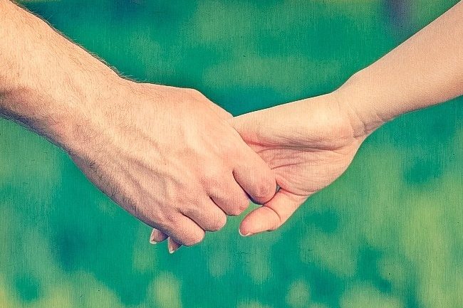 Mënyra si shtrëngoni duart me partnerin tregon shumë për lidhjen tuaj