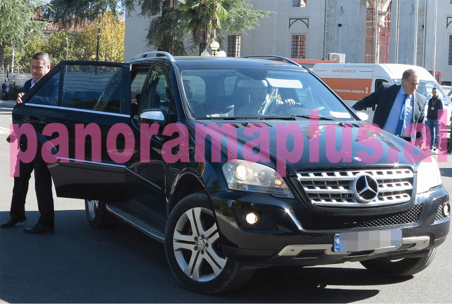 Kohë kursimesh, dy deputetët socialistë me një makinë