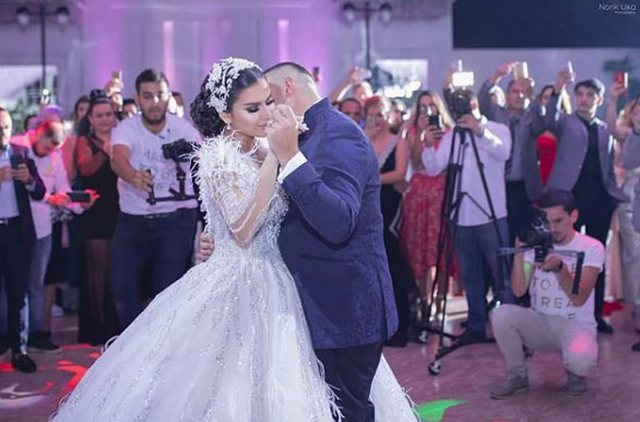 Elita ndryshon mbiemrin pas martesës