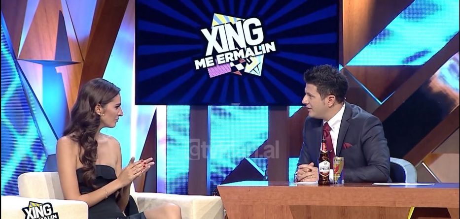 Supermodelja shqiptare Emina Çunmulaj rrëfen jetesën në fshat: Milja lopët