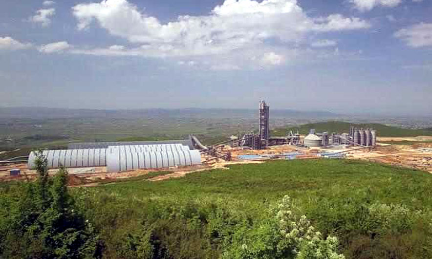 Tragjedi në fabrikën në Elbasan, dy punëtorë mbulohen nga çimentoja