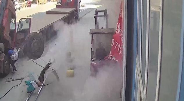 Shpërthen rrota e automjetit, nëna fluturon në ajër me foshnjën