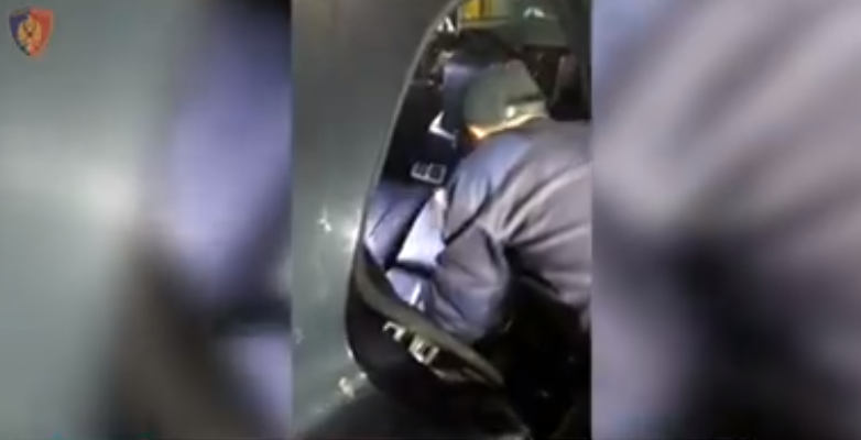 Në “Mercedes” me 3.5 kg kokainë, si u zbulua 46-vjeçari gjatë kontrollit (VIDEO)