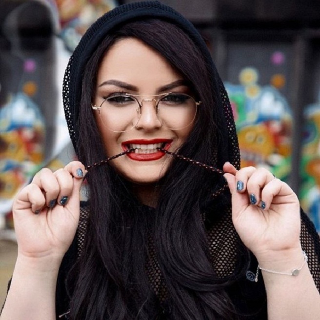 Këngëtares i shqepen pantallonat në skenë