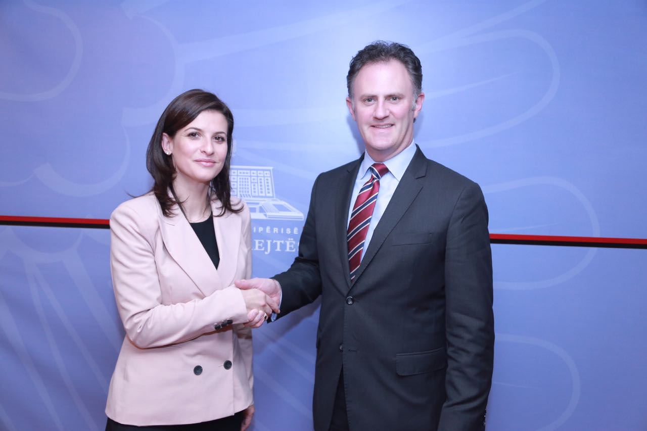 Ministrja Gjonaj takon zyrtarin e lartë amerikan