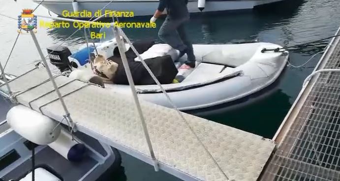 Kapet gomonia me 3 mln € drogë në Itali, arrestohen skafistët shqiptarë