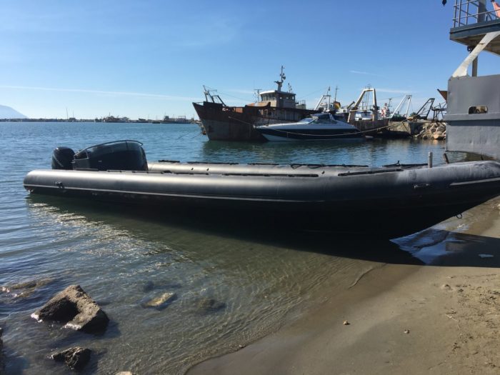 Gjendet një gomone e përmbysur, shoqërohen dy të dyshuar