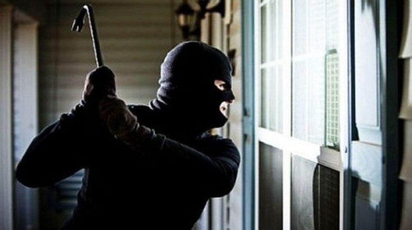 Dhunohet dhe lidhet në banesë nga maskat i moshuari, i vidhet makina