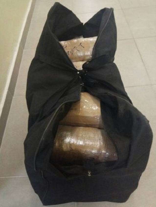 Po kalonte kufirin grek në këmbë, i riu shqiptar kapet me drogë