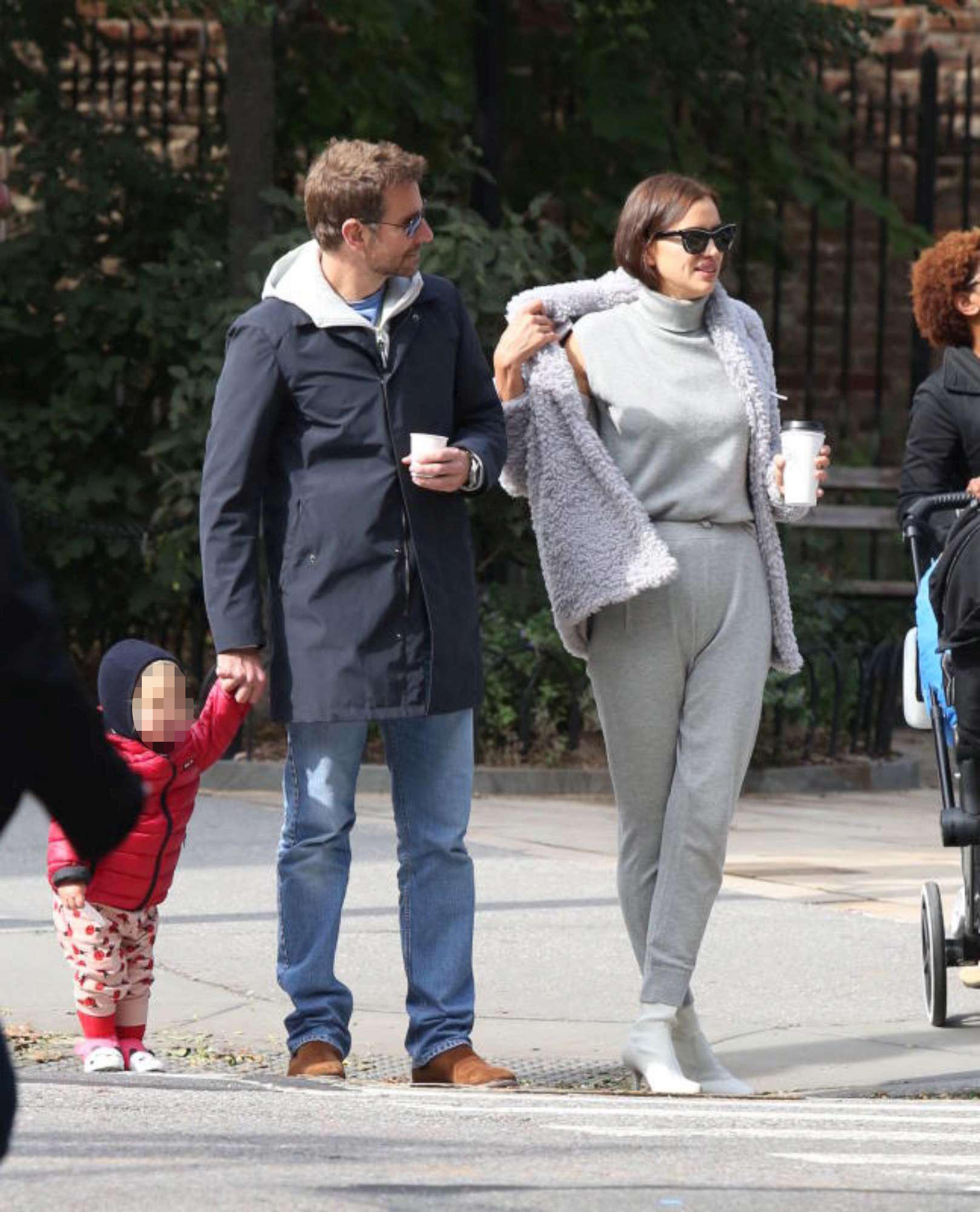 U përfolën për ndarje, çifti i famshëm shfaqet i qeshur me vajzën (FOTO)