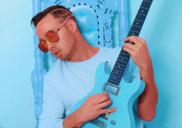 Bie në tokë teksa xhironte klipin në krahun e aeroplanit, vdes reperi