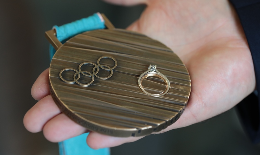 Kampioni olimpik shkrin medaljen dhe e bën unazë për ditën e dasmës