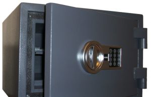 Durrës, vidhet kasaforta në një zyrë, por hajdutët “befasohen”