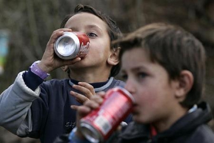 Burgoset babai, ushqeu fëmijët vetëm me Coca-Cola