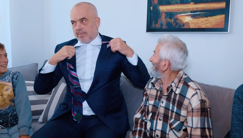 Rama mban fjalën te familja në Shijak, i bën me shtëpi dhe ndërron kollaren (VIDEO)