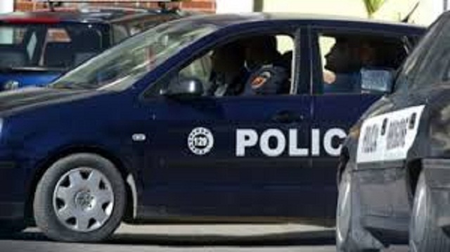 Tenton të trafikojë të miturën, pranga 22-vjeçarit