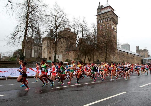 Dy vrapues vdesin gjatë maratonës në Angli