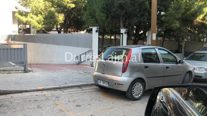 Parkimi në vendin e gabuar në Durrës, Policia nuk denjon t’i përgjigjet qytetarit!