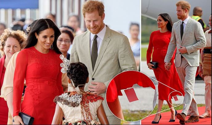 Detaji i fustanit turpëron Meghan Markle