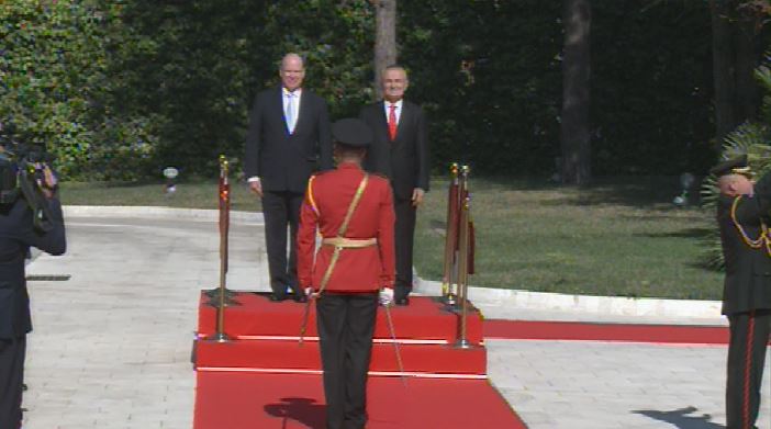 Princi i Monakos nis vizitën dy ditore në Shqipëri, pritet nga Meta