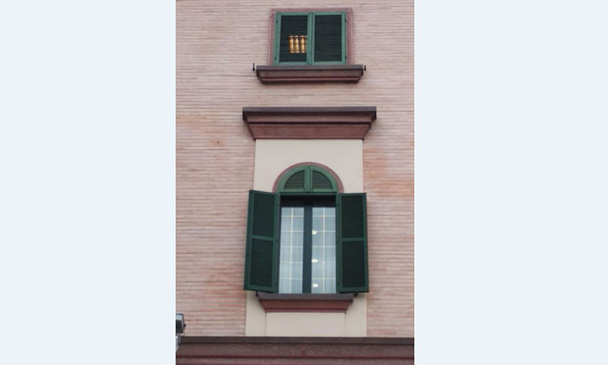 Edhe pas dorëheqjes, Xhafaj të dielën në punë