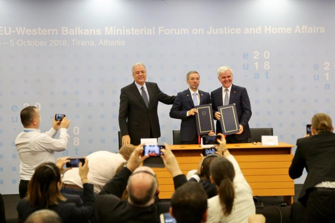 Komisioneri i BE: Rikthim vizash nëse emigracioni rritet mbi 50%