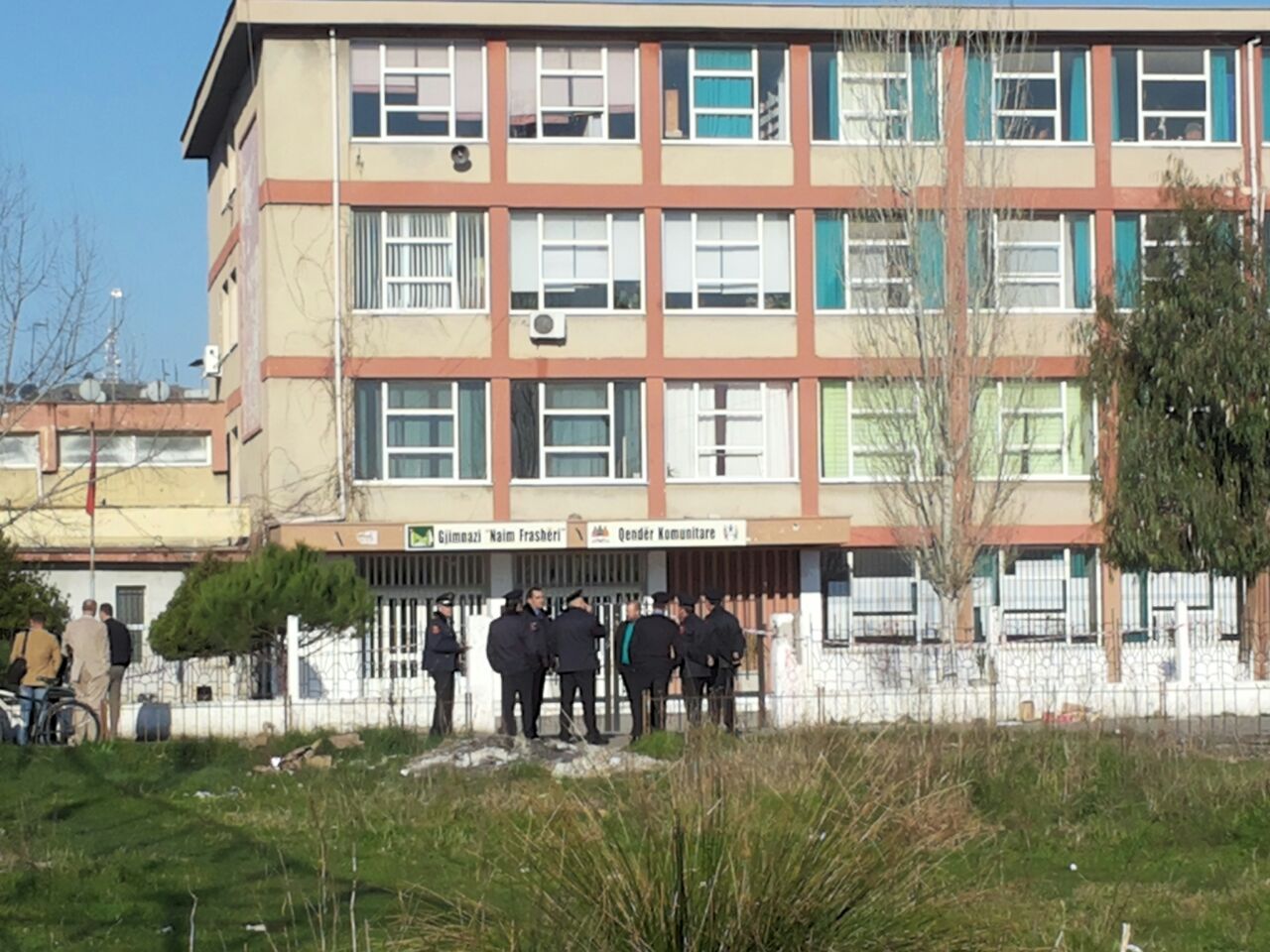 Emrat e 150 shkollave që do të pajisen me oficerë sigurie, 12 në Durrës