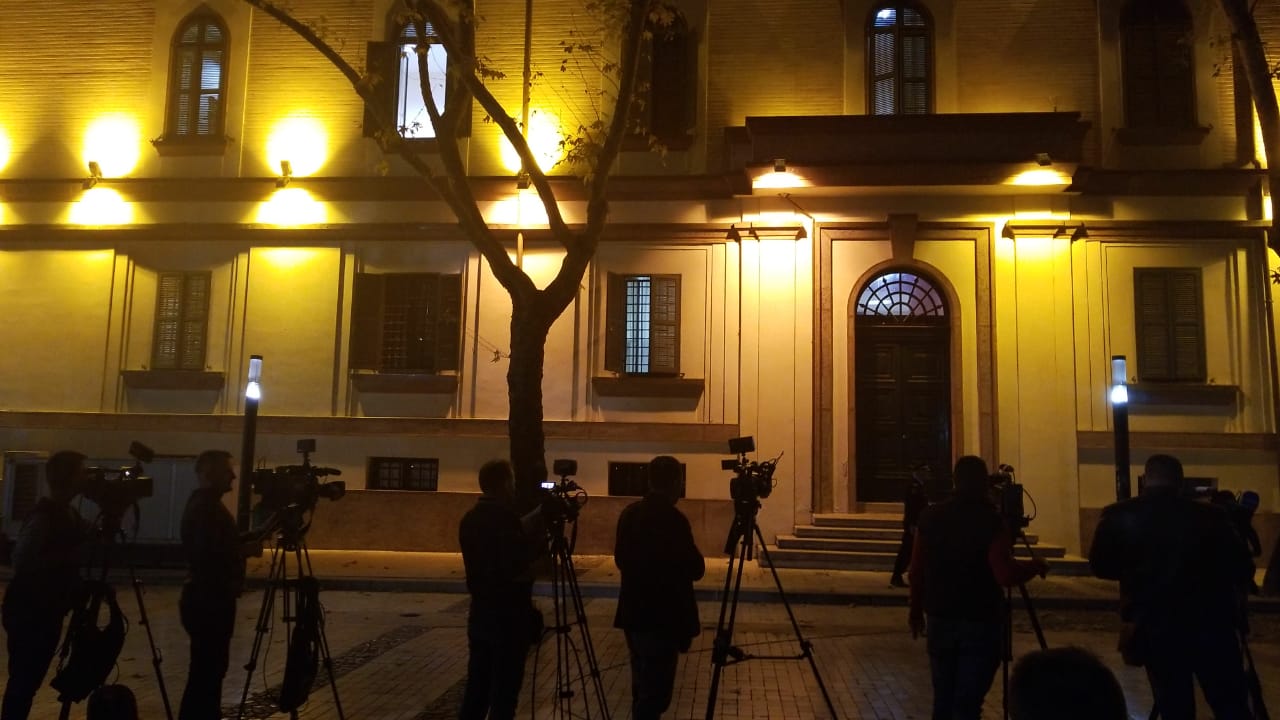 Të gjithë në pritje të Xhafajt, i mbyllur në zyrë prej 7 orësh